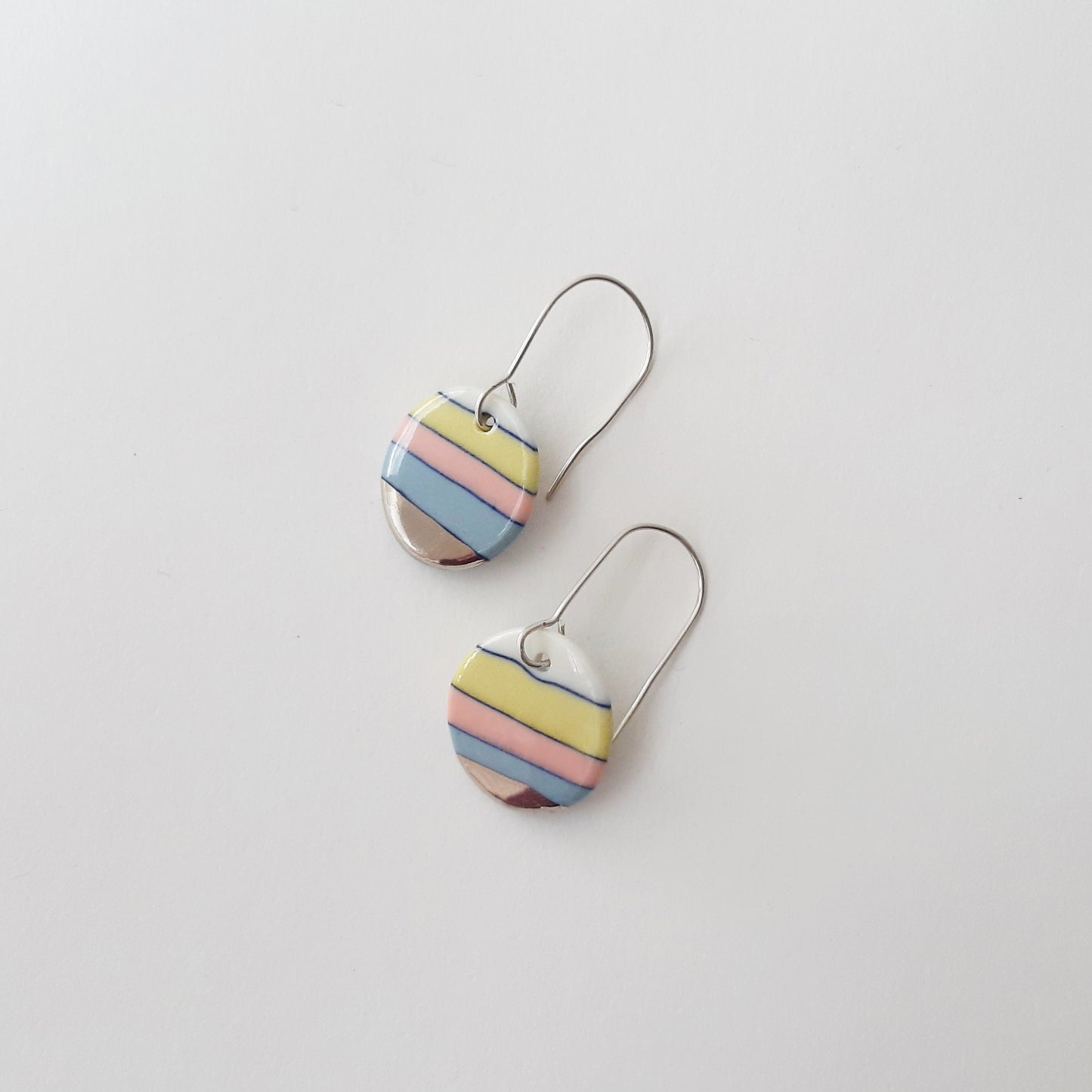 Porzellan-Ohrhänger - Regenbogen mit handgemaltem Platinglanz